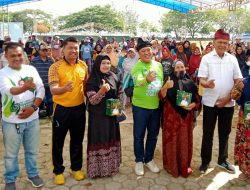 Ruksamin Hadiri Baksos IKA UMI Sultra di Baubau, Ribuan Peserta Mendapat Kacamata Gratis