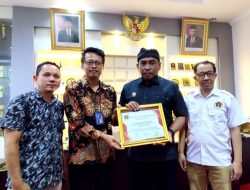 Walikota Ahmad Monianse Menerima Penghargaan dari PWI Baubau