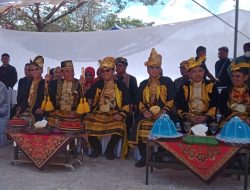 Pj Gubernur Sultra Menyerahkan 500 Paket Sembako ke Warga Baubau