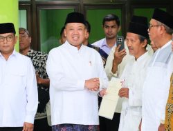 Serahkan 13 Sertipikat di Banten, Menteri ATR/Kepala BPN Ajak Organisasi Keagamaan “Keroyok” Percepatan Sertipikasi Tanah Wakaf